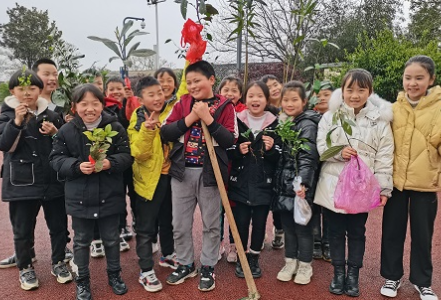 三月春风轻拂面,雷锋精神溢海棠——黄龙学校开展植树节活动