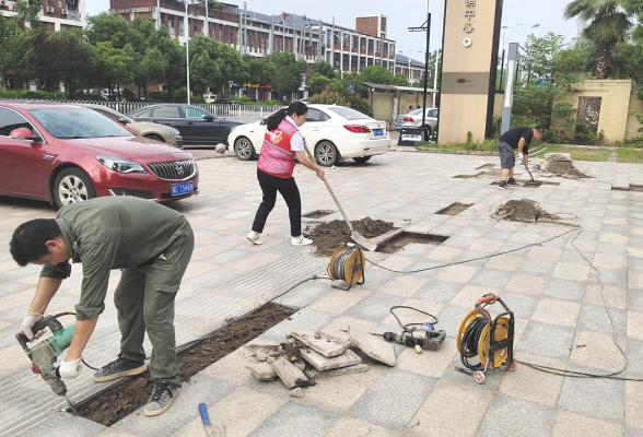 【文明创建】和平街道民乐社区：修复破损路面 消除安全隐患