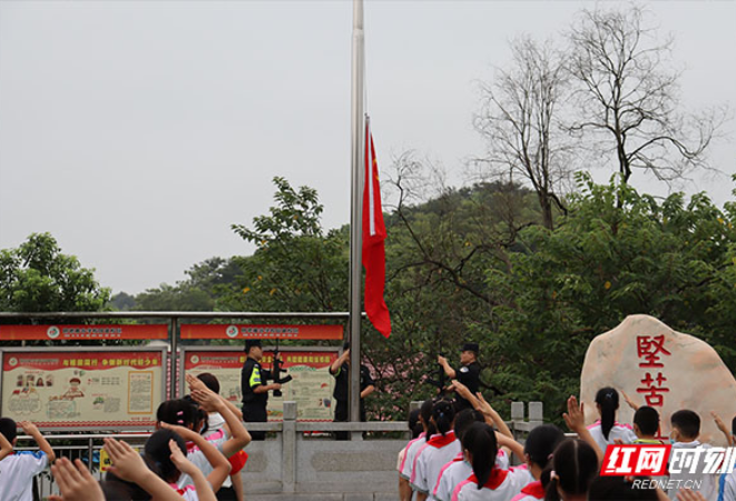 承红色革命文化 做放眼世界的国徽少年——湖南湘江新区国徽小学举办“红色”开学典礼