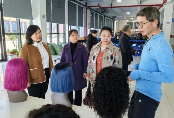 加拿大侨领龙牧华一行到邵阳考察发制品产业