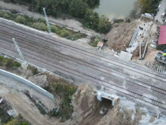 6天40小时全面攻坚!益娄线青山桥站内框架涵顶进完成