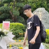 南京小伙连续4年来长沙祭拜袁老