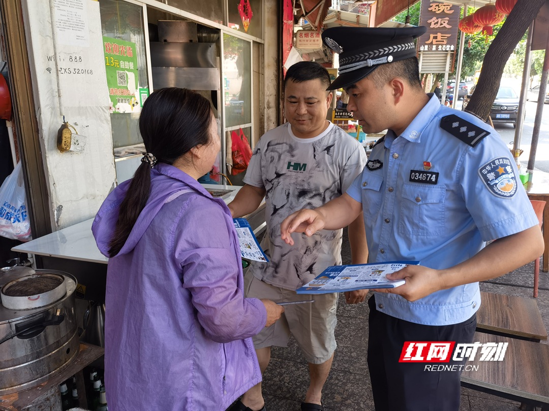 钟平熊走村入户用乡音土话为群众讲解反诈案例_proc.jpg 钟平熊走村入户用乡音土话为群众讲解反诈案例_proc.jpg