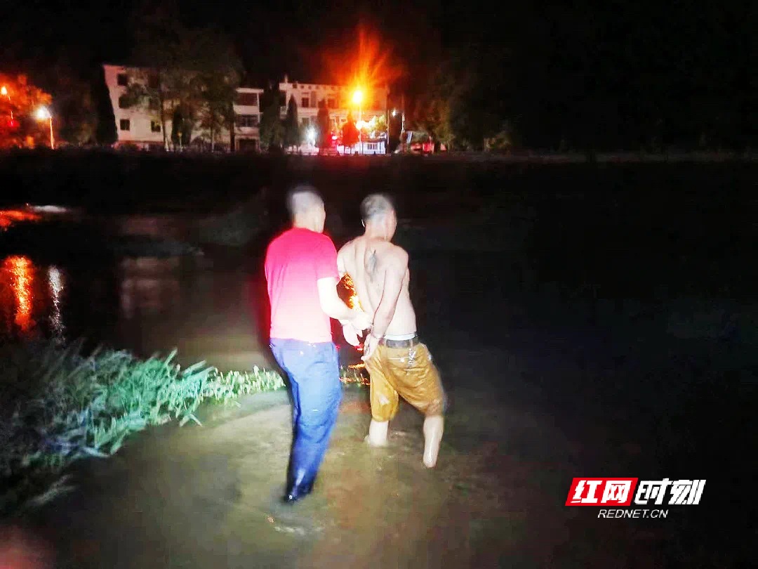 2021年7月28日晚,钟平熊从5米多高的河堤上纵身跳下,成功将嫌疑人抓获.jpg 2021年7月28日晚,钟平熊从5米多高的河堤上纵身跳下,成功将嫌疑人抓获.jpg