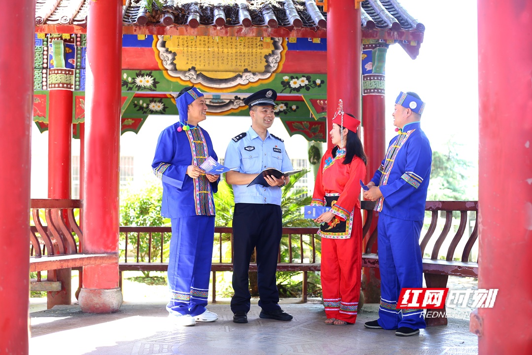 与畲族百姓交流_proc.jpg 与畲族百姓交流_proc.jpg