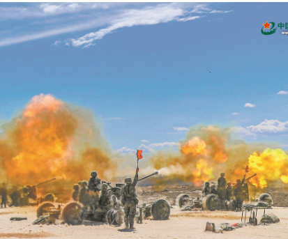 新疆军区某火力团开展实装实弹演习，鏖战戈壁织天网