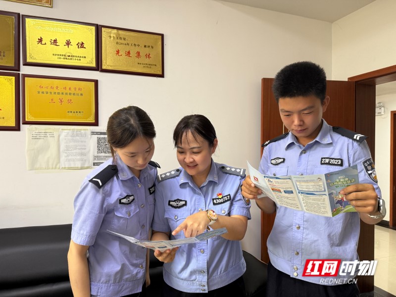 罗露（中）为学生讲解资助政策.jpg
