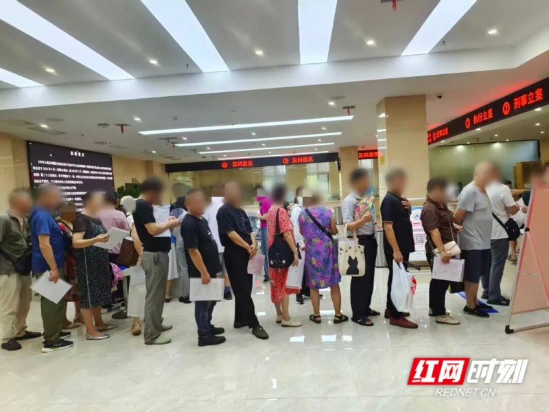 回迁户们来到法院大厅立案.jpg 回迁户们来到法院大厅立案.jpg