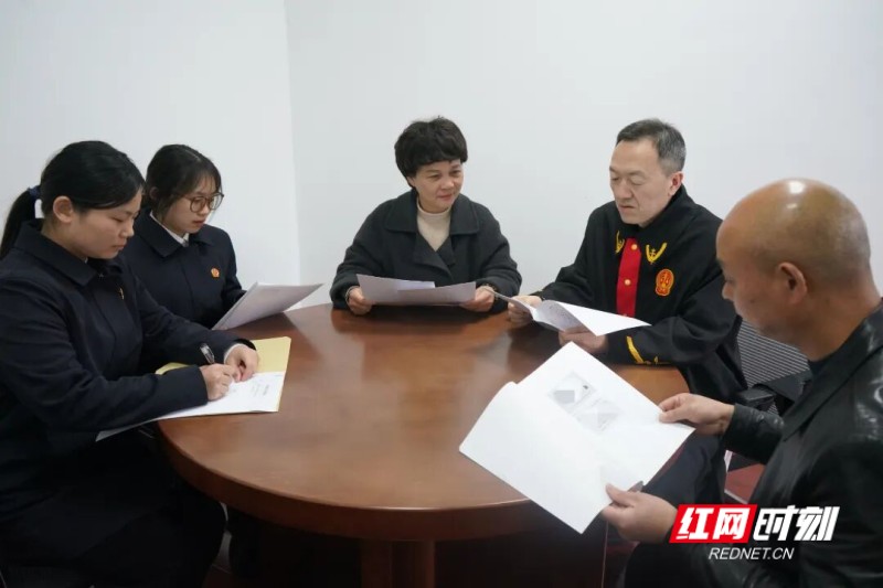 人民陪审员参与庭前会议.jpg 人民陪审员参与庭前会议.jpg
