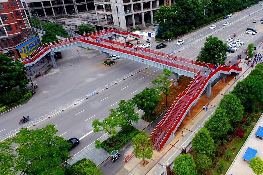 義務(wù)為學(xué)校搭建人行天橋 1_副本.jpg