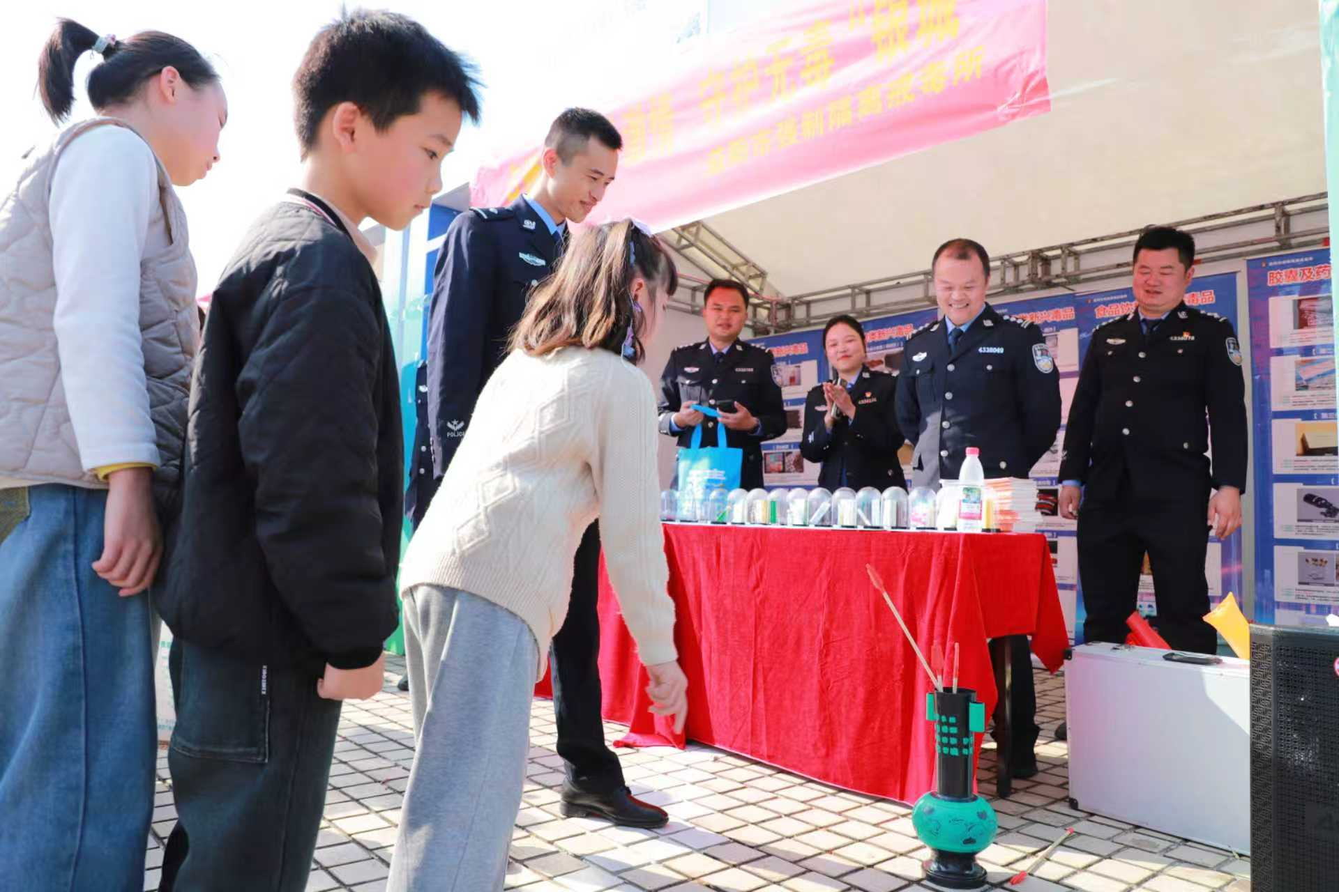 普法嘉年华  普法“玩”出新花样1.png