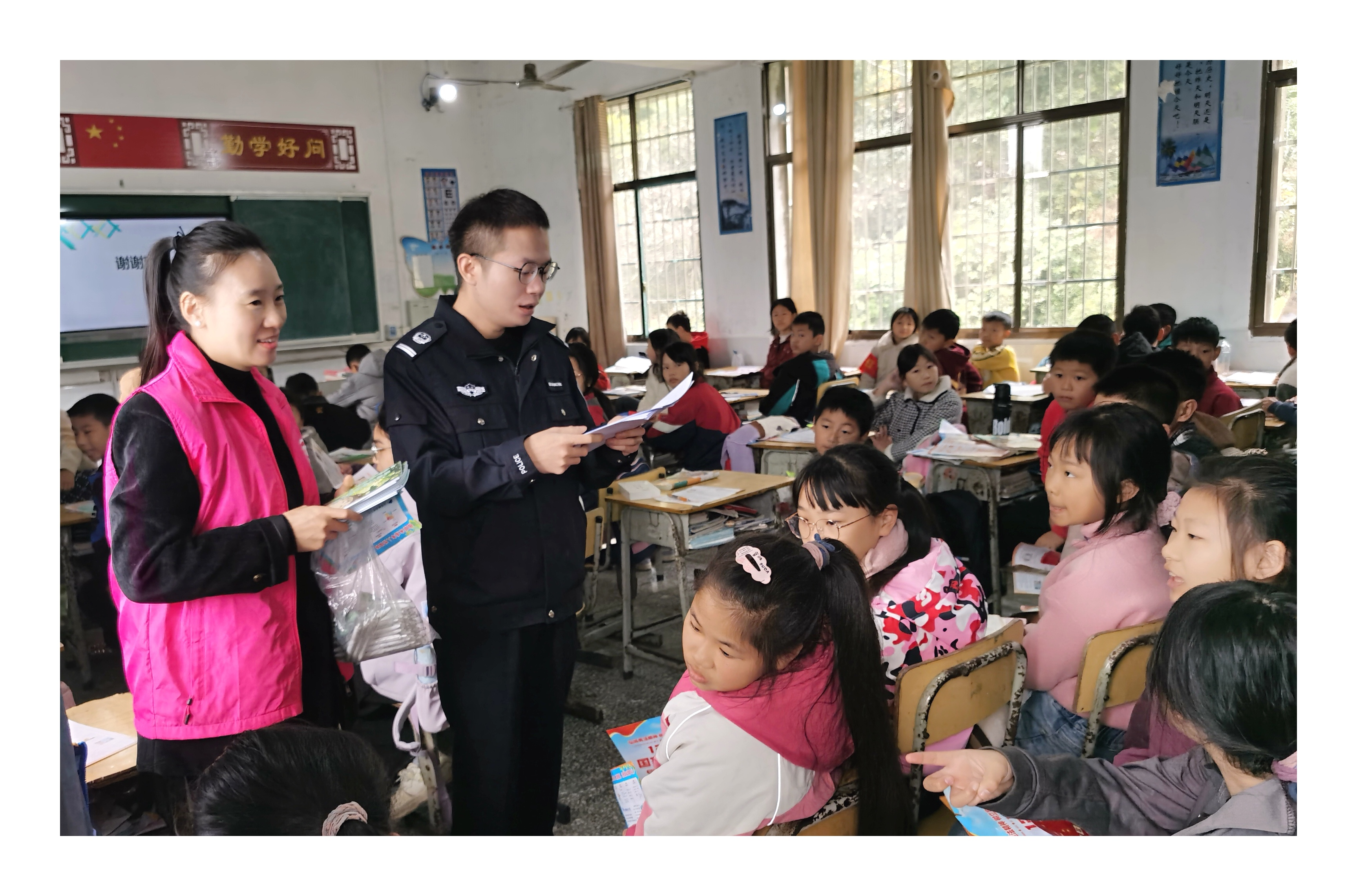 知宪法于心 守法治于行——修山镇“宪法宣传周”活动浸润民心.png 知宪法于心 守法治于行——修山镇“宪法宣传周”活动浸润民心.png