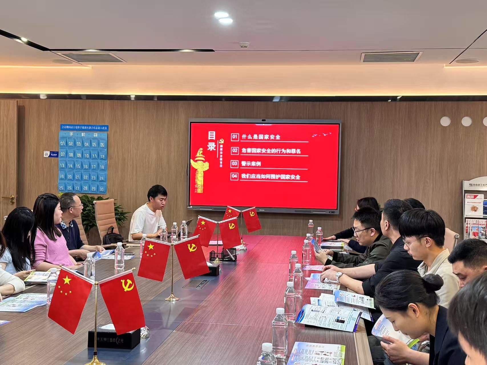 4.15市住保中心送法进企业.jpg
