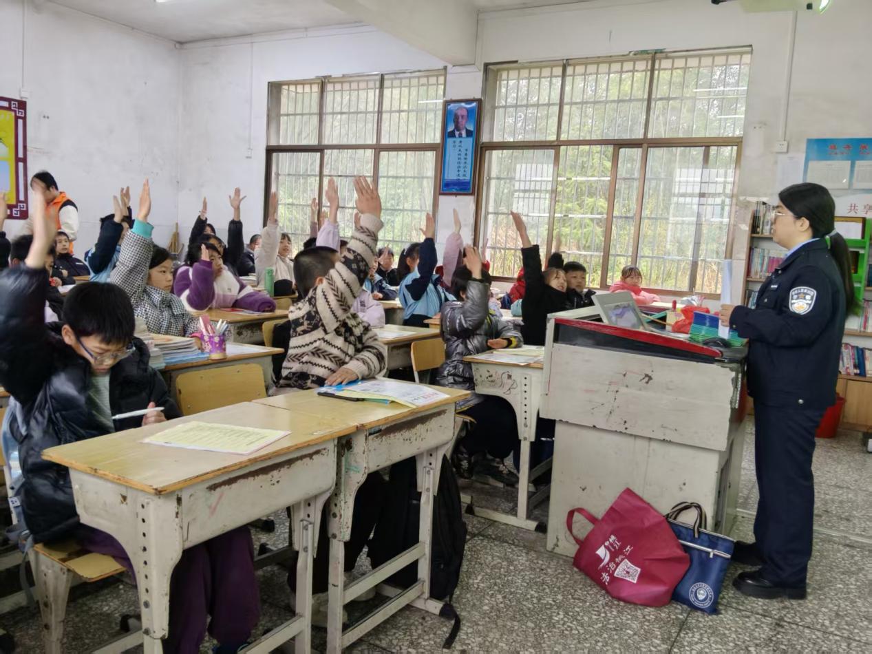 【桃江县】合水桥小学法治副校长的开学第一课.jpg