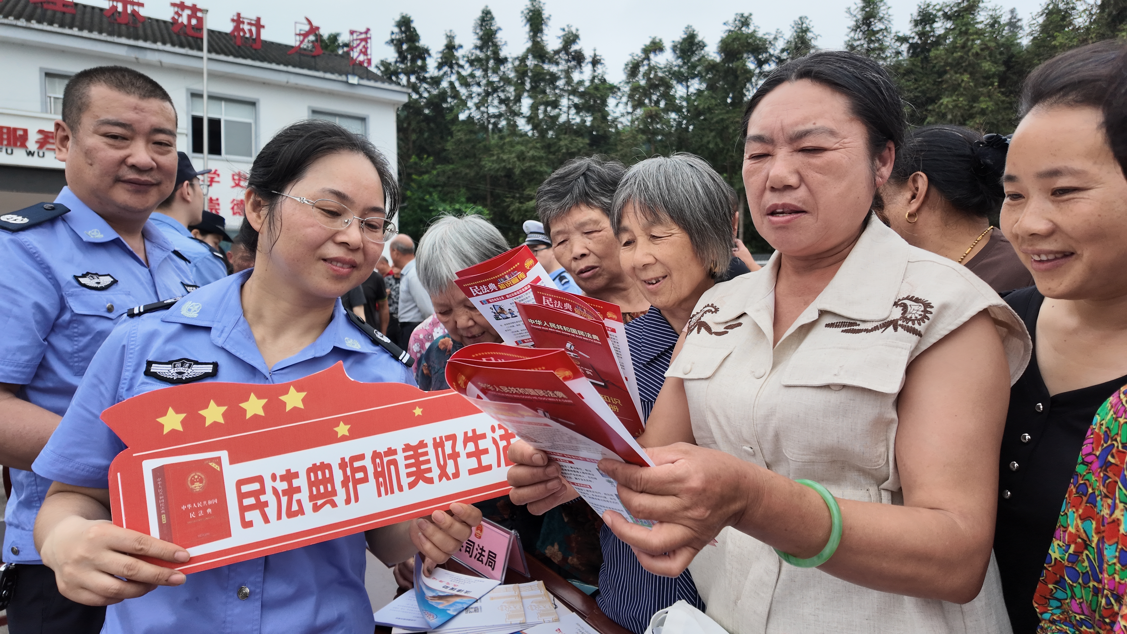“山乡有理”+二十余部门组团送法进大苍村.jpg “山乡有理”+二十余部门组团送法进大苍村.jpg