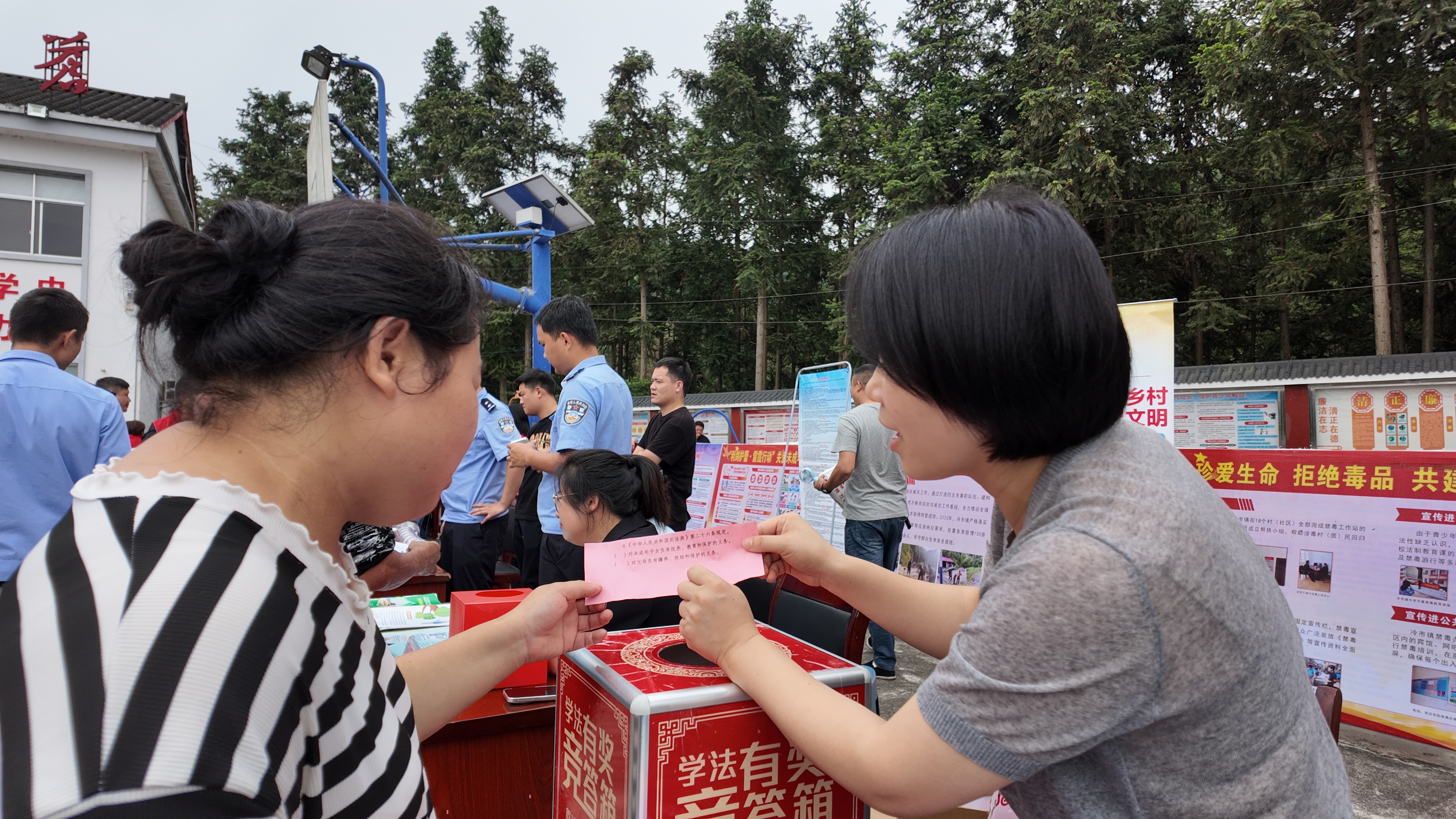 “山乡有理”+二十余部门组团送法进大苍村2.jpg “山乡有理”+二十余部门组团送法进大苍村2.jpg