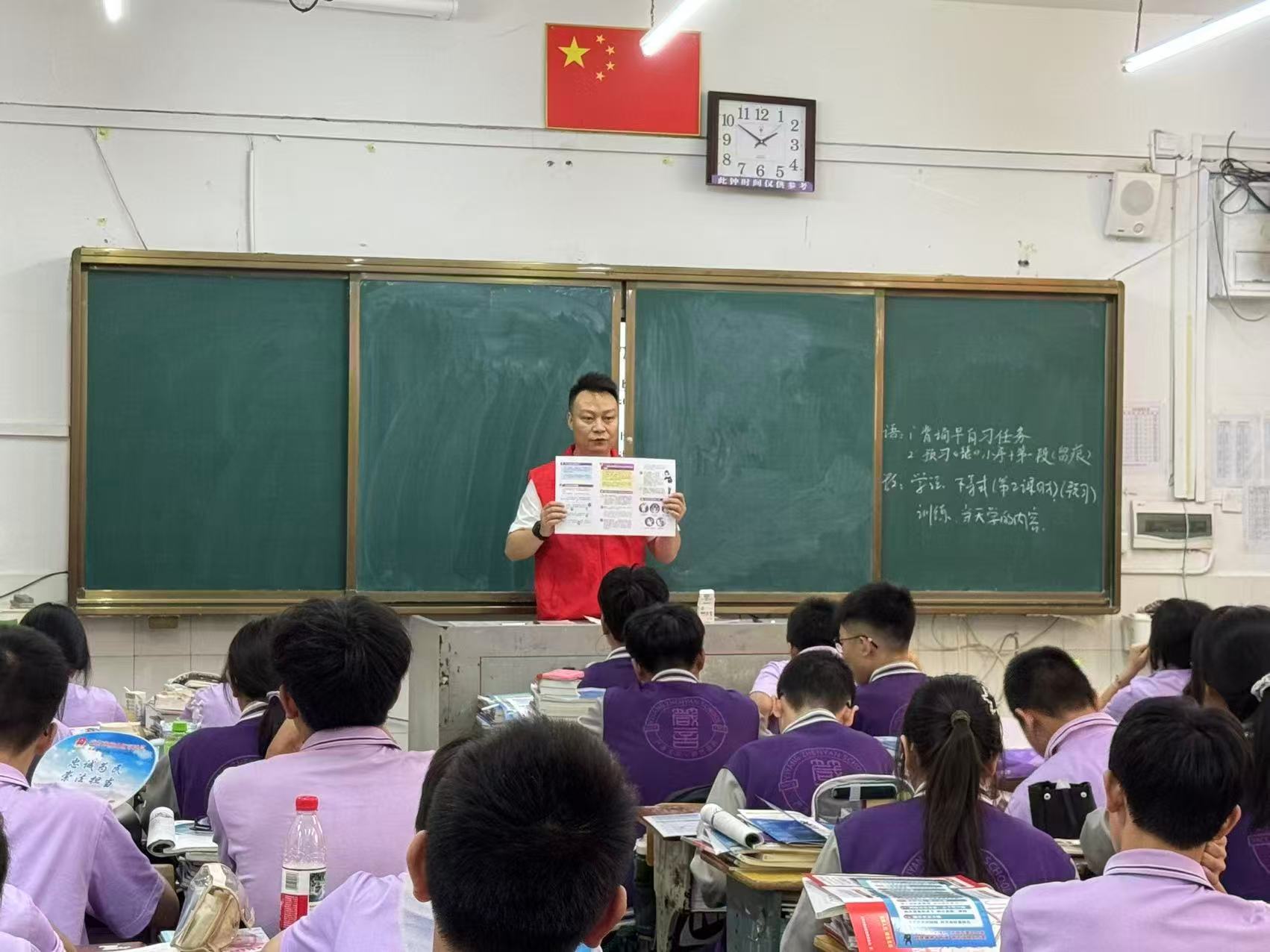 以法之名,守护少年的你——赫山区司法局龙光桥司法所法治宣讲走进箴言中学.jpg 以法之名,守护少年的你——赫山区司法局龙光桥司法所法治宣讲走进箴言中学.jpg