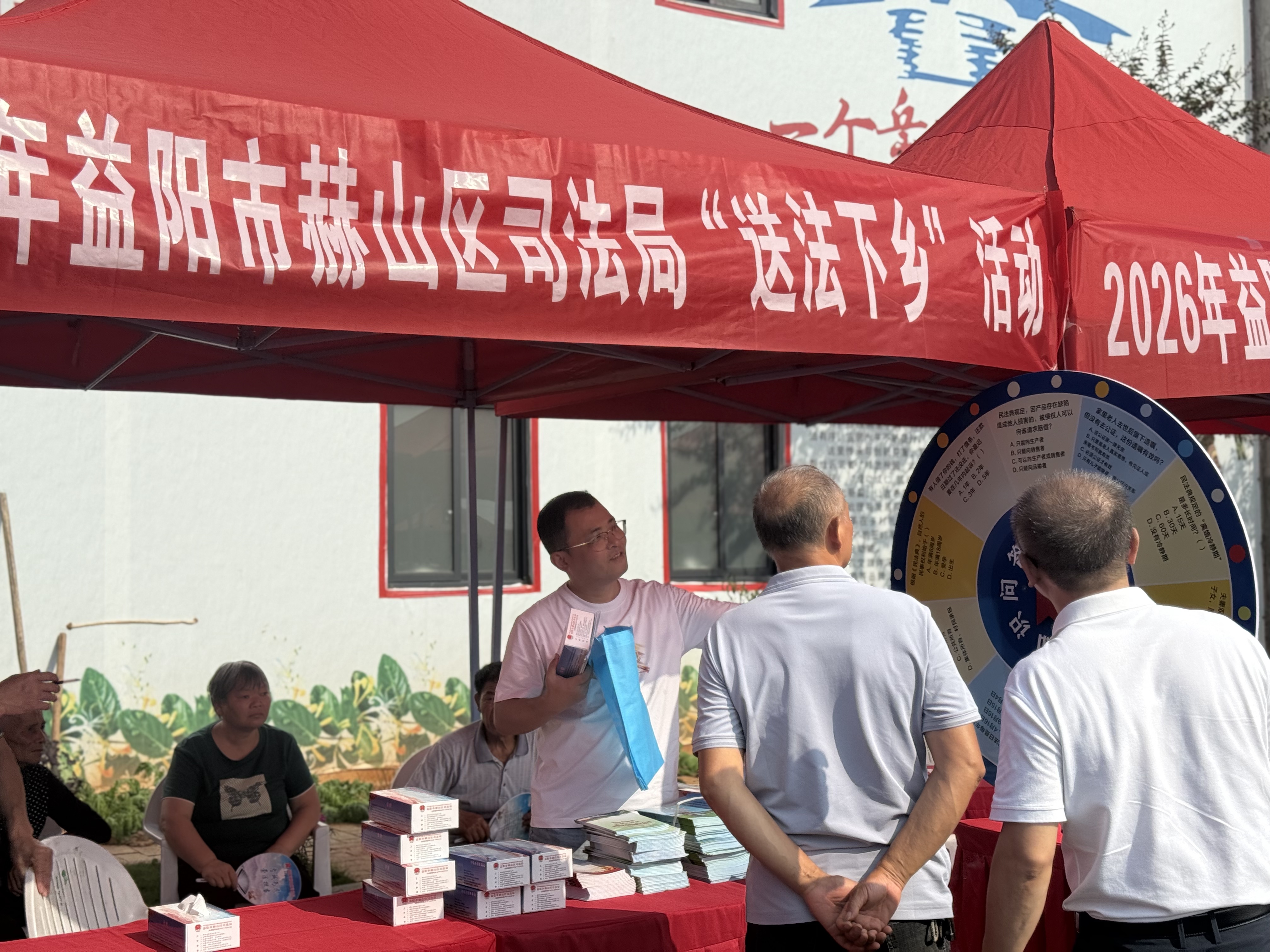 普法宣传“动”起来——赫山区司法局“送法下乡”活动受热捧.jpg 普法宣传“动”起来——赫山区司法局“送法下乡”活动受热捧.jpg