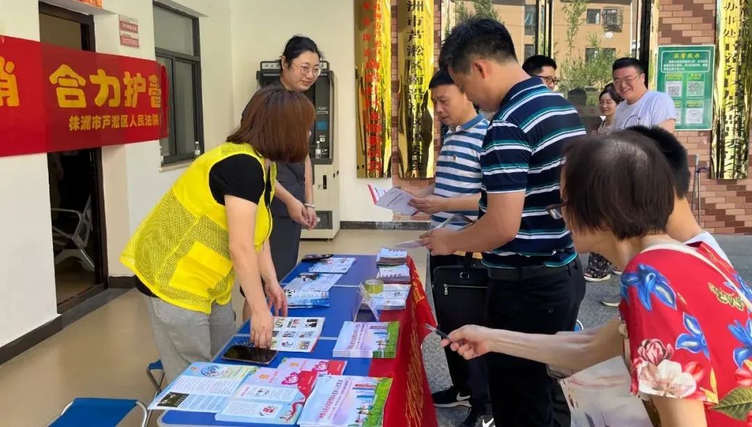 法院携手妇联，普法进社区.jpg