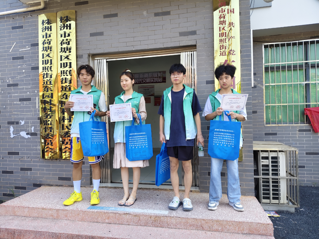 荷塘：在赶集分路口处开展“送法下乡”活动1.png