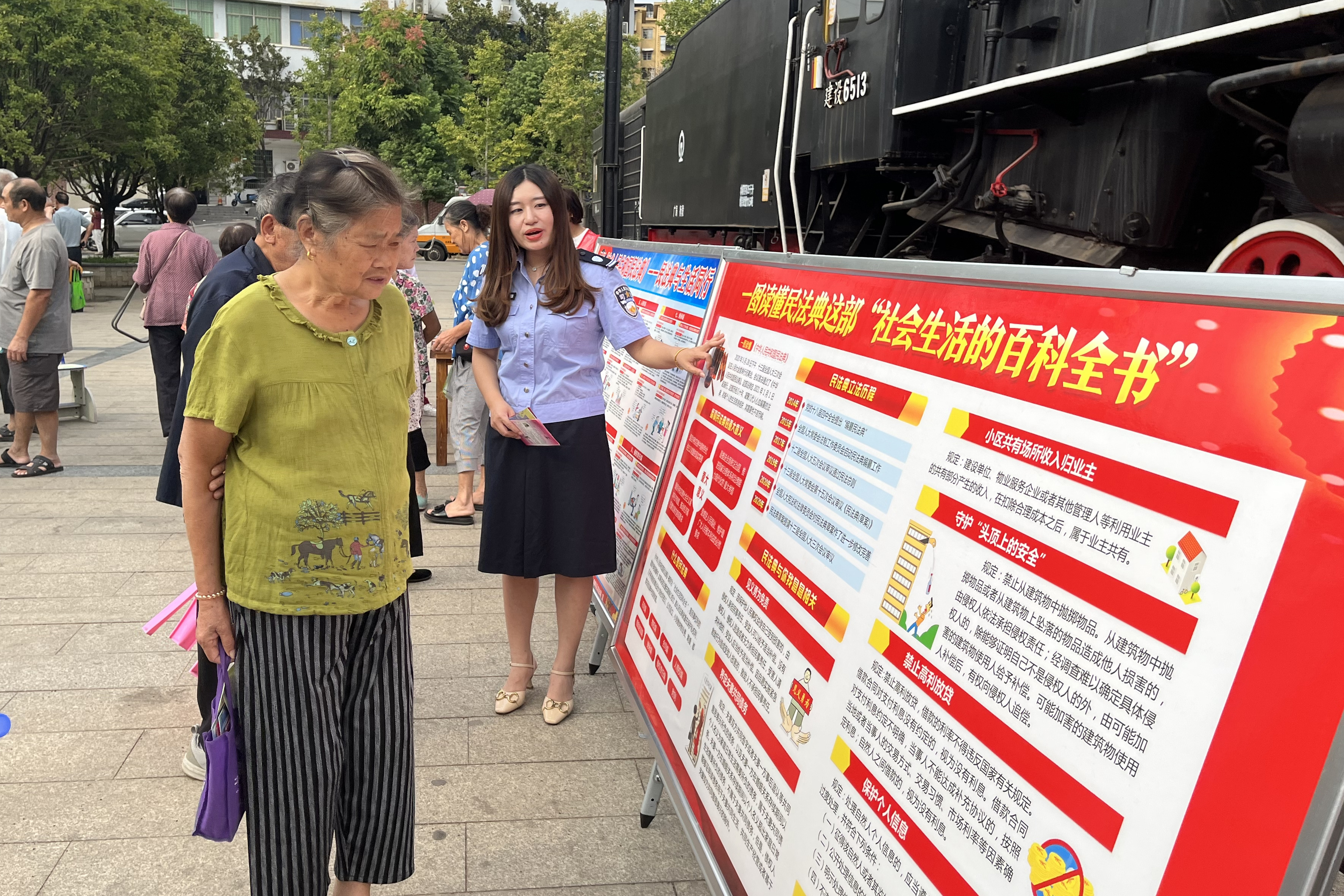 ▲ 苗圃司法所所长吴佳佳为居民讲解法律知识.jpg