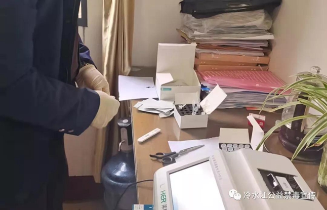 冷水江沙塘湾街道开展在册吸毒人员毛发检测工作2.jpg