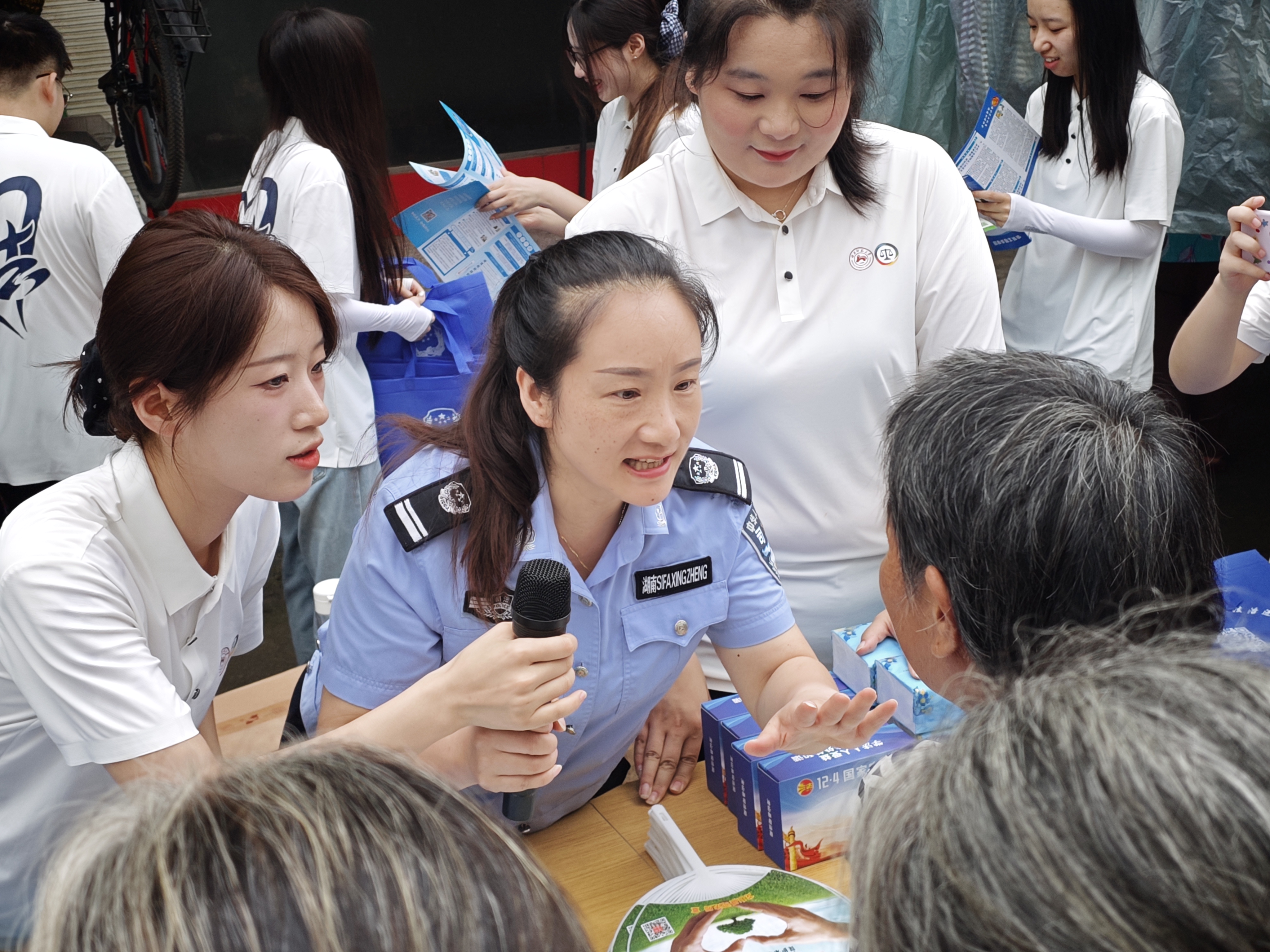 司法局工作人员在认真解答群众的法律咨询.jpg 司法局工作人员在认真解答群众的法律咨询.jpg
