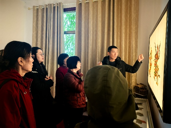 参观-小尺寸.jpg