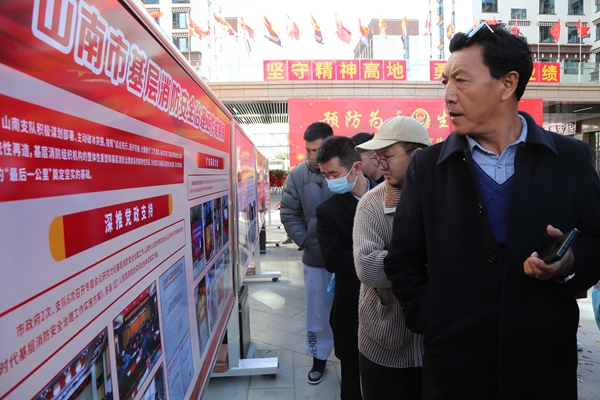 8图为现场群众参观消防改革转制五年光影展。.JPG