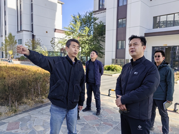图为白云峰正在杜鹃苑小区检查.jpg