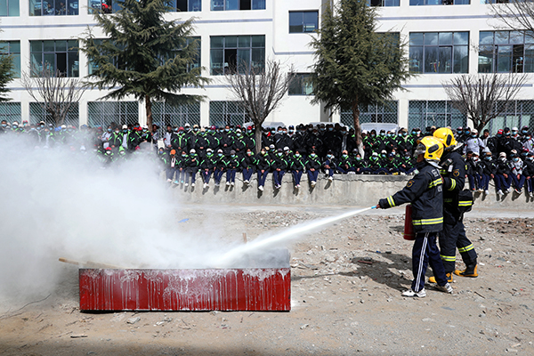 图为学生正在体验扑火.jpg