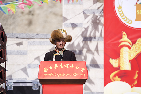 在“桑日青稞小讲堂”现场，老党员洛桑开展新旧西藏对比宣讲.jpg