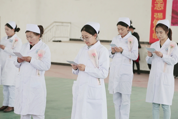 6图为琼结县卫生服务中心护士们正在诗朗诵《天使的脚步》.jpg