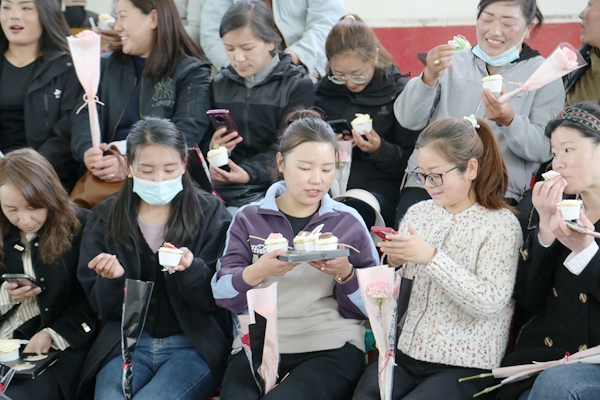6图为琼结县护理人员们正在享受美味的护士节蛋糕.JPG