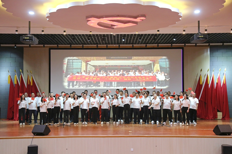 图为演出最后，中青班学员合唱《青春献给党》。_副本.jpg