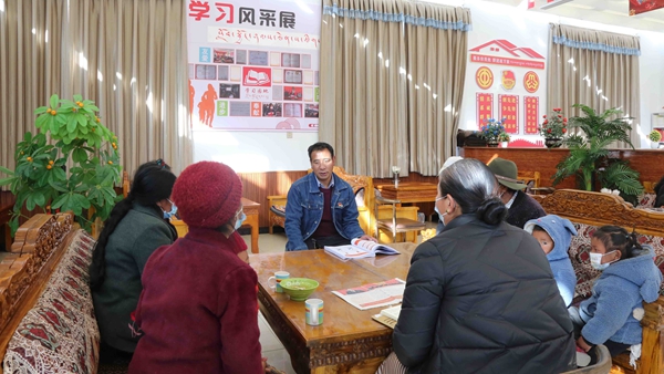 图为强吉村驻村工作队队长多吉在党群小茶馆宣讲党的二十大精神.jpg