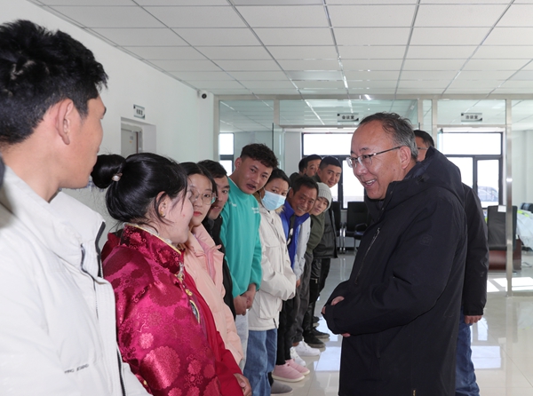 次仁平措看望慰问森布日现代牧业企业员工_副本.jpg