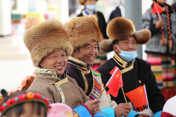 图为群众正在观看表演_副本.jpg