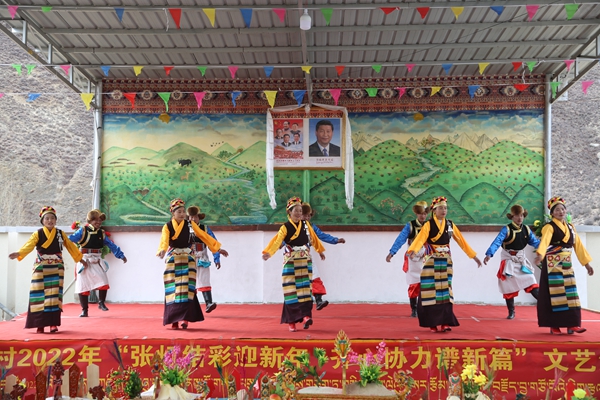 图为群众正在表演节目_副本.jpg