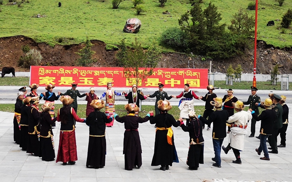 玉麦乡群众与官兵共跳民族锅庄舞_副本_副本.jpg 玉麦乡群众与官兵共跳民族锅庄舞_副本_副本.jpg