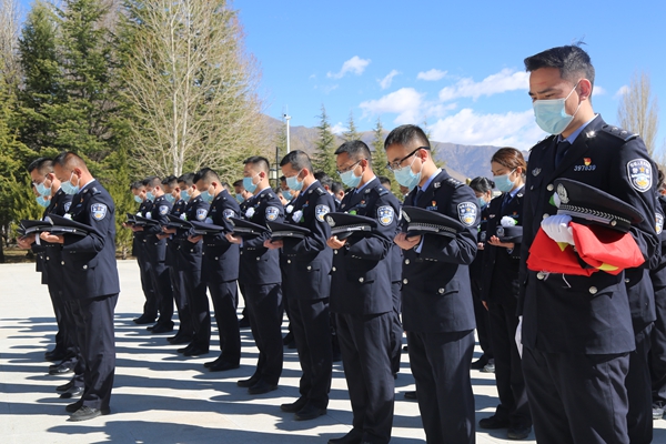 图为民警正在默哀致敬3_副本.jpg