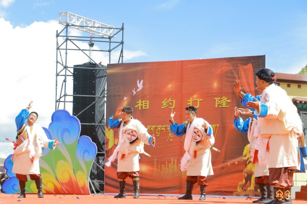 图为正在表演文艺节目_副本.jpg