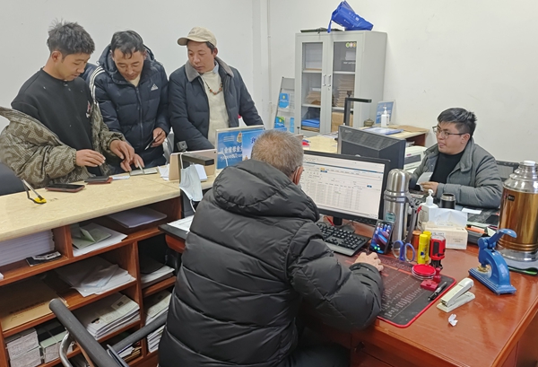 图为办理业务现场_副本.jpg