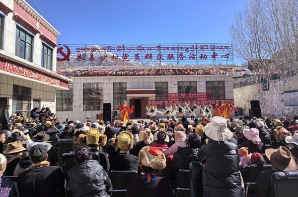 图为活动现场演员们正在演出_副本.png