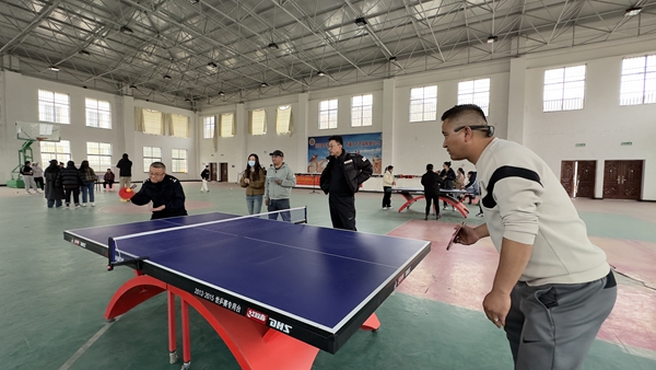 (琼结)图为男子乒乓球赛选手正在争冠军_副本.jpg