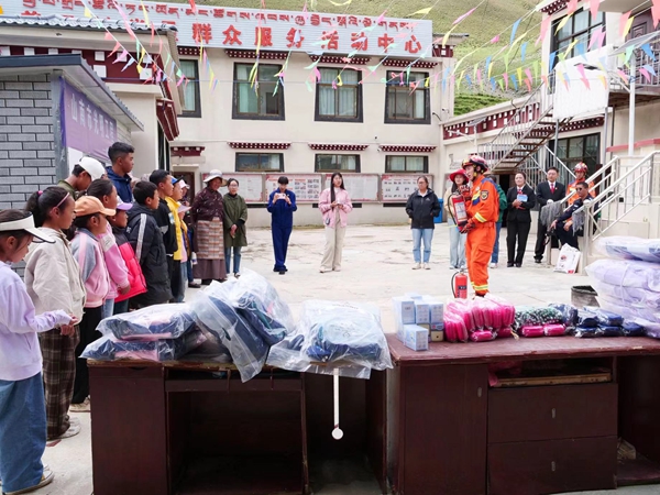 图为消防工作人员为孩子们讲解消防灭火器相关知识_副本.jpg