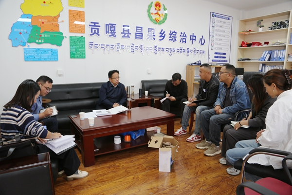 图为尼玛旦增在昌果乡宣讲二十届三中全会精神_副本.jpg