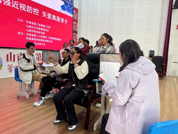 图为市二高学生正在检查视力 (5)_副本.jpg