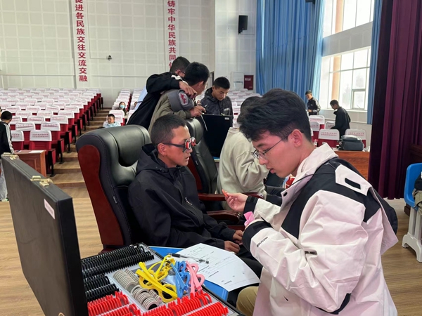 图为市二高学生正在检查视力 (6)_副本.jpg