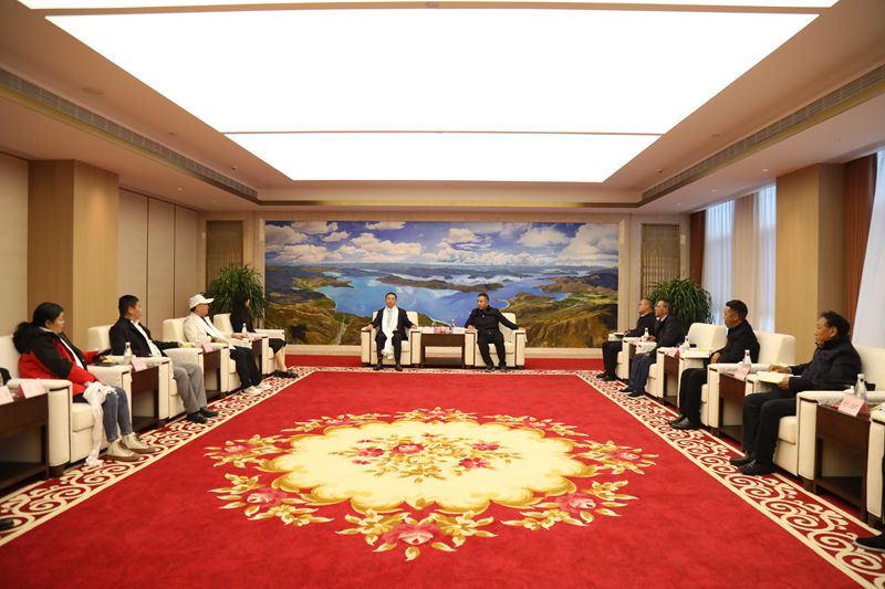 图为座谈会现场_副本.jpg